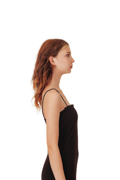 测试快照肖像苗条的少女模特在黑色优雅的连衣裙孤立的白色背景，右侧侧面。十几岁的女孩在工作室拍摄。时尚风格概念。复制文本空格图片下载