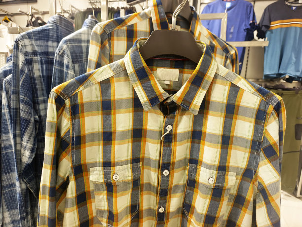 印度男人最新的时尚衬衫在市场零售商店展示，印度男人的传统服装。图片下载