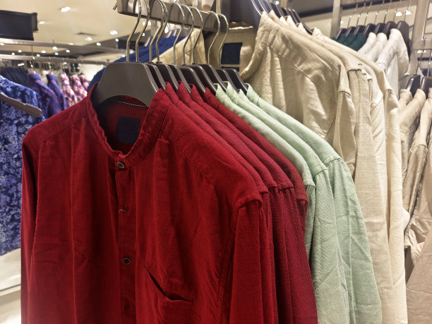 印度男人最新的时尚衬衫在市场零售商店展示，印度男人的传统服装。图片下载