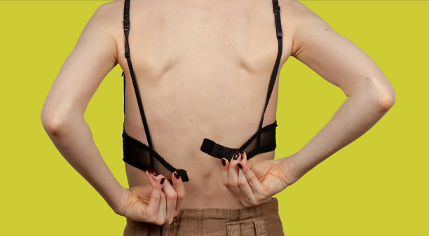 从后面合上胸罩图片下载