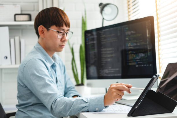 开发程序员开发网站设计和编码技术在家里工作图片下载