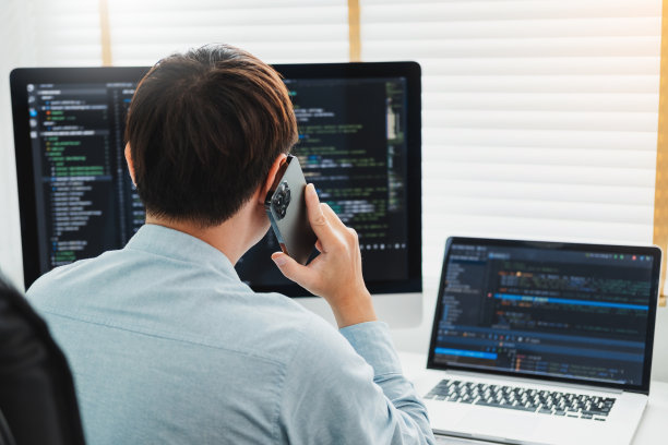 开发程序员开发网站设计和编码技术在家里工作图片下载