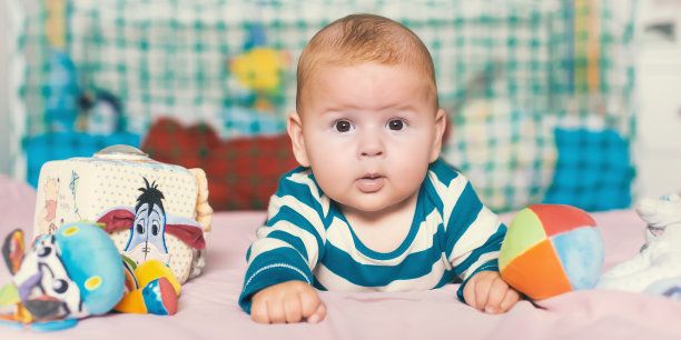 可爱的惊奇婴儿肖像视图图片下载