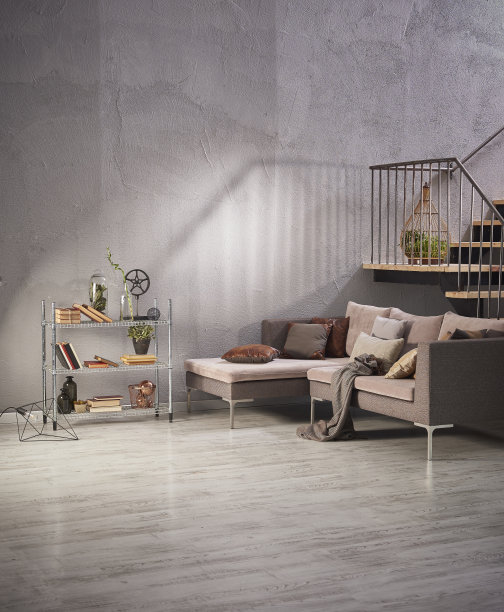 现代家居室内风格，木质楼梯，角落座位，桌子框架，时钟地毯，植物椅，拼花地板图片下载