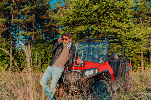 年轻的快乐兴奋的男子享受美丽的阳光灿烂的一天，而驾驶越野越野车在山区自然的肖像图片下载