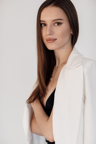 一个美丽的女人的肖像在一个白色的背景在工作室黑色图片下载