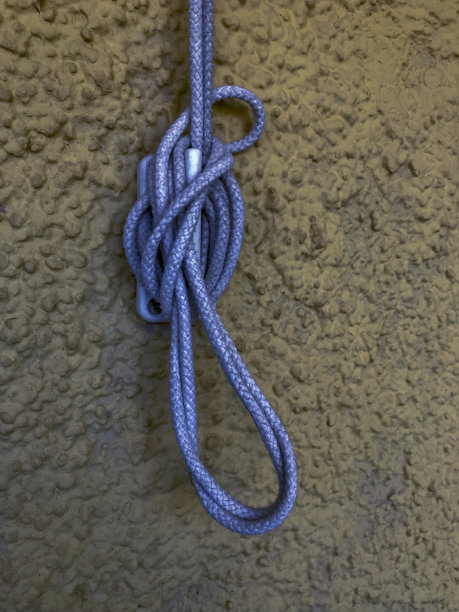 绳子系在固定在墙上的金属支架上图片下载