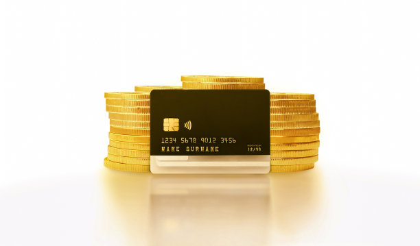 信用卡上的一堆金币孤立的白色背景与反射图片下载