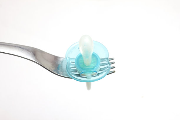 鞋子和奶嘴放在叉子上图片下载