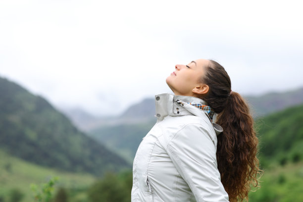 徒步旅行者在大自然中呼吸图片下载
