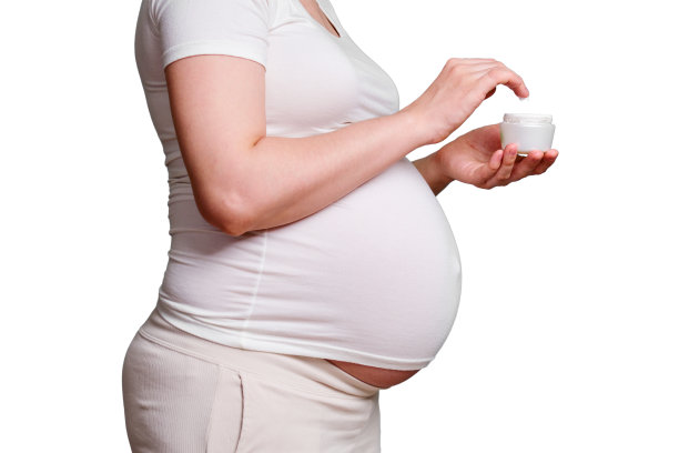 孕妇手里拿着白色身体霜，孤立在白色背景上图片下载