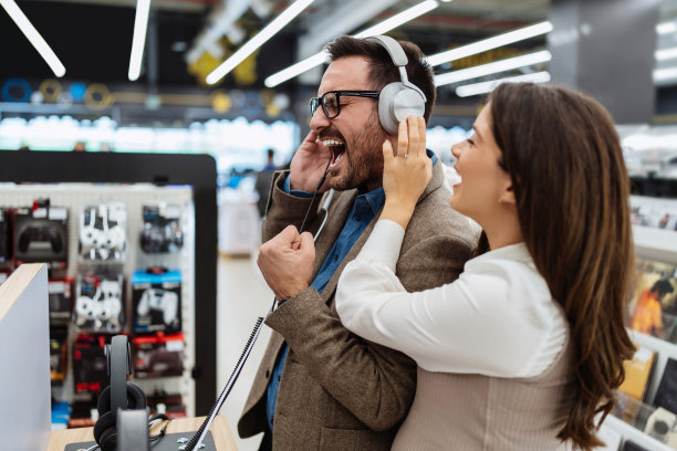 现代科技商店的年轻夫妇买家。图片下载