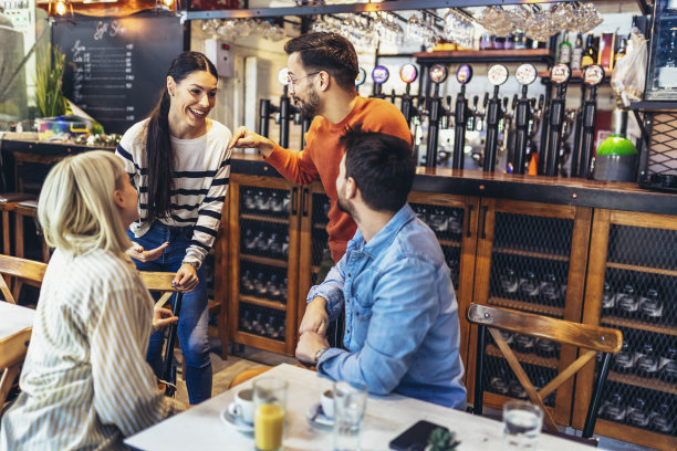 年轻人在咖啡馆里玩得很开心。朋友们坐在咖啡店里，一起喝咖啡，玩得很开心。图片下载