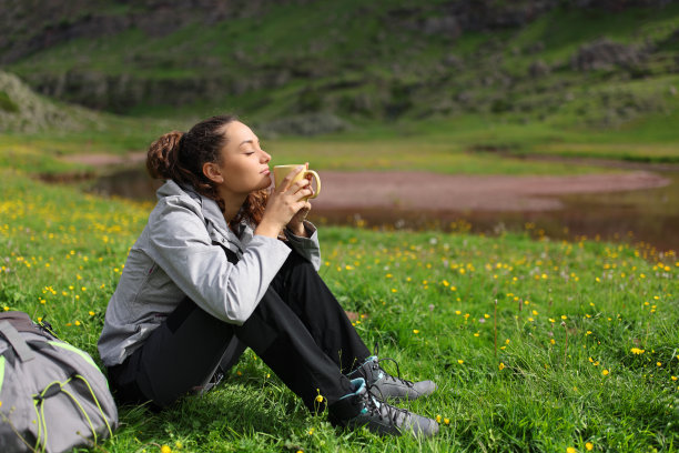 徒步旅行者在大自然中享受热饮图片下载