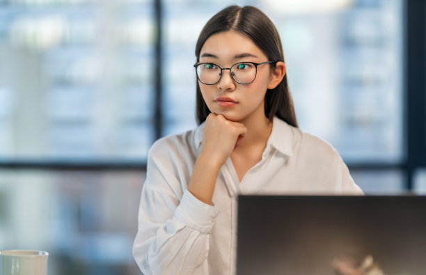 戴眼镜的亚洲女性图片下载