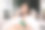 可爱的西班牙褐发年轻成年女子在白衬衫坐在桌子上的咖啡馆打电话与男朋友看一边。漂亮的白人女孩在约会前兴奋。夏季。情人节。图片下载