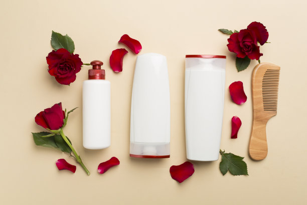 头发护理产品和红色玫瑰的颜色背景，俯视图图片下载