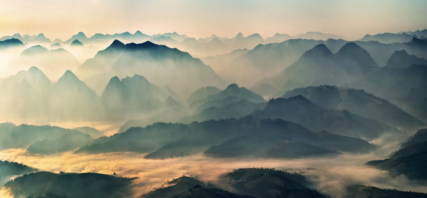 清晨群山的剪影。喀尔巴阡山脉大雾弥漫的早晨。山景观图片下载