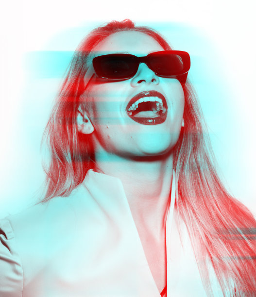美女特写工作室肖像与太阳镜使快乐的面部表情在RGB颜色分裂效果风格图片下载