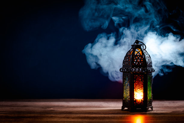 斋月Kareem灯笼上的深蓝色背景与烟。开斋节，穆斯林圣月贺卡模板。图片下载