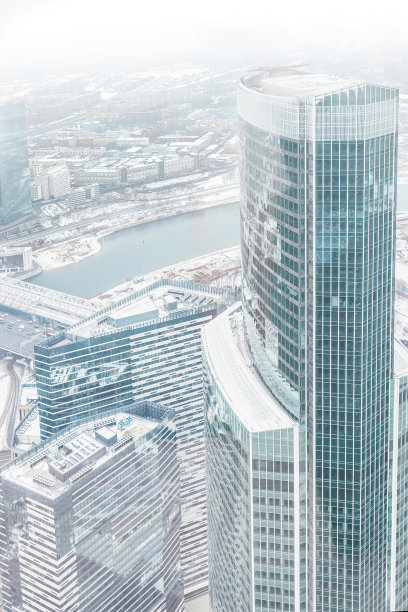 在一个多云的冬日，从89层俯瞰现代玻璃建筑和摩天大楼。鸟瞰城市景观图片下载