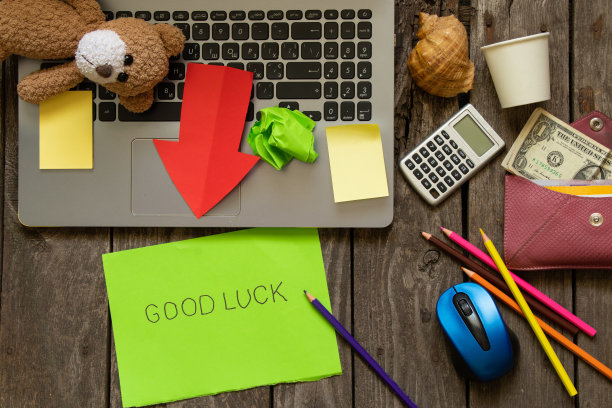 凌乱的桌面笔记本上的铅笔和钞票纸的顶视图图片下载