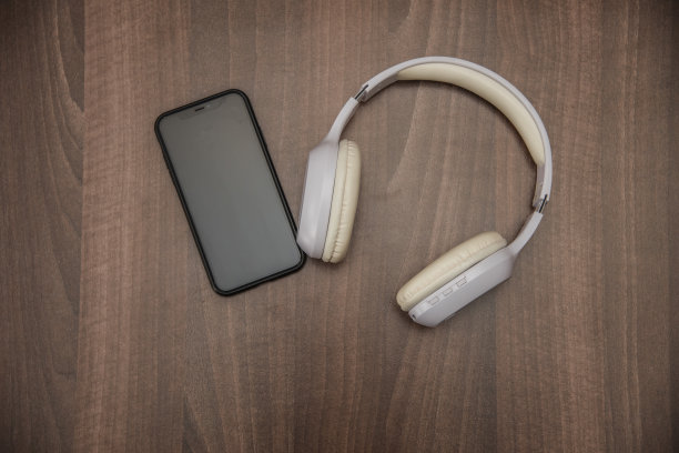 桌上放着耳机和手机图片下载