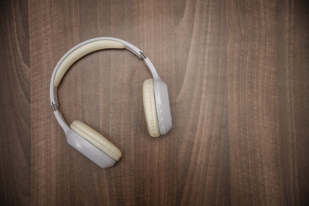 耳机放在桌子上图片下载