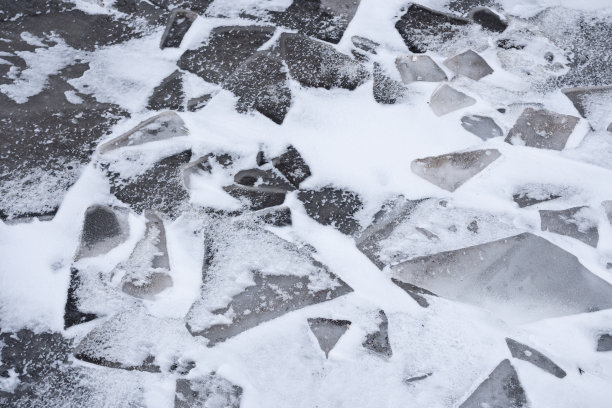 冰裂背景纹理。冰上覆盖着雪图片下载
