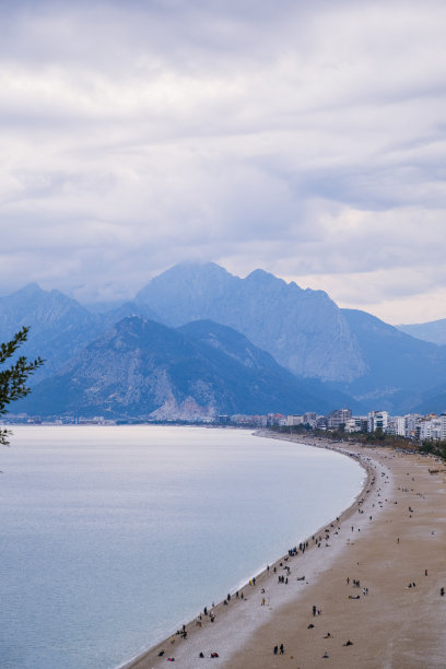人们在冬天的周末在海滩上度过时光图片下载