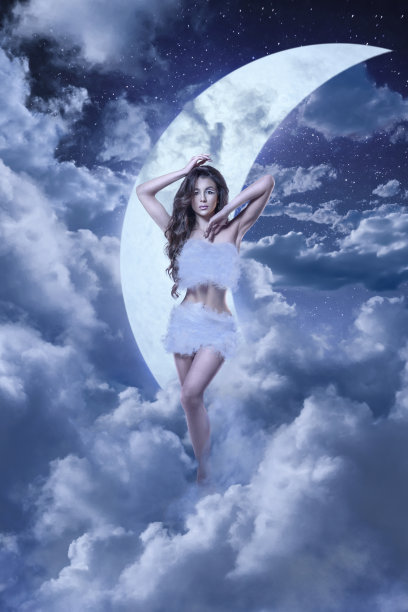 美丽的女人在夜晚的云里图片下载