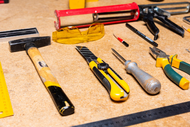 木匠在家具车间工作图片下载