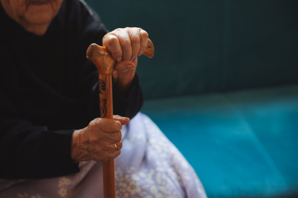 我靠着拐杖勉强度日图片下载