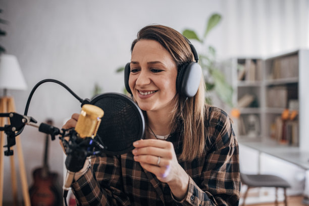 Podstaker，一个年轻的女人独自在工作室工作图片下载