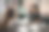 查看美甲师拿着罐子和刷子与啫喱指甲油和女客户在美容院图片下载