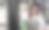 沮丧的年轻女子感到疲惫和压力，手摸她的头，而坐在她的工作场所。图片下载