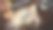 阁楼公寓:年轻女子躺在客厅地板上，用智能手机。女孩在家里放松。自由职业者做远程工作，电子商务，网上购物，社交媒体浏览。前视图。图片下载
