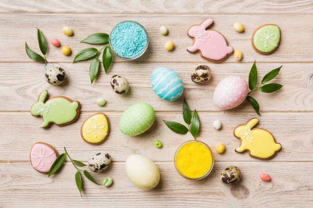 彩色背景的复活节彩蛋和饼干。色彩柔和的彩蛋。假日概念与复制空间图片下载
