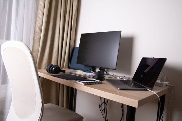 在家里工作的许多项目的照片图片下载