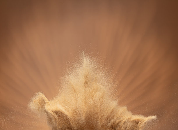 细小的沙粒飞爆炸，金色的颗粒波爆炸，抽象的云飞。黄色的沙子飞溅在空中。Aura壁纸背景高速快门，定格动作图片下载