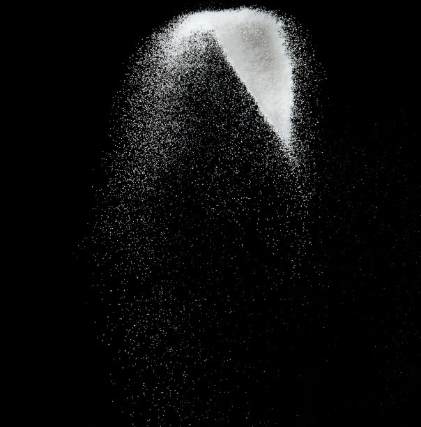 百万白沙爆炸，照片形象的雪花落下阵雨，大雪纷飞。冻结拍摄在黑色背景隔离覆盖。微细盐砂作为粒子科学图片下载