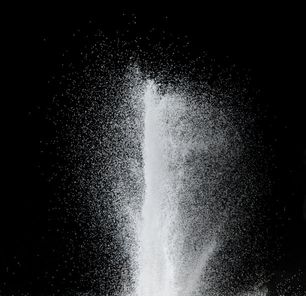百万白沙爆炸，照片形象的雪花落下阵雨，大雪纷飞。冻结拍摄在黑色背景隔离覆盖。微细盐砂作为粒子科学图片下载