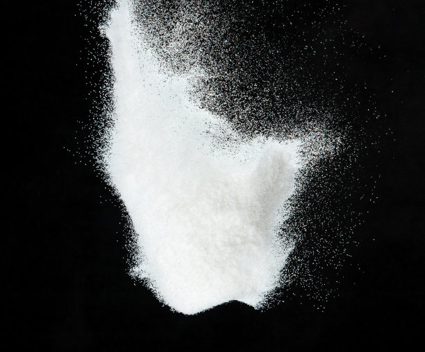 百万白沙爆炸，照片形象的雪花落下阵雨，大雪纷飞。冻结拍摄在黑色背景隔离覆盖。微细盐砂作为粒子科学图片下载