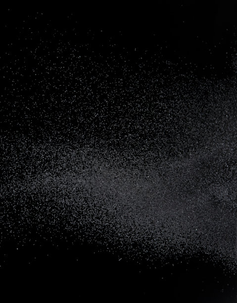 百万的黑沙爆炸，照片的形象落下来的沙飞。冻结拍摄在黑色背景隔离覆盖。微细沙尘磁铁作为粒子分解科学图片下载