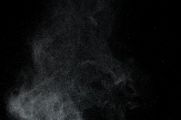 百万星尘，照片形象的落雨雨雪，大雪风暴飞。冻结拍摄在黑色背景隔离覆盖。喷出水雾烟雾，就像风上的星粒图片下载