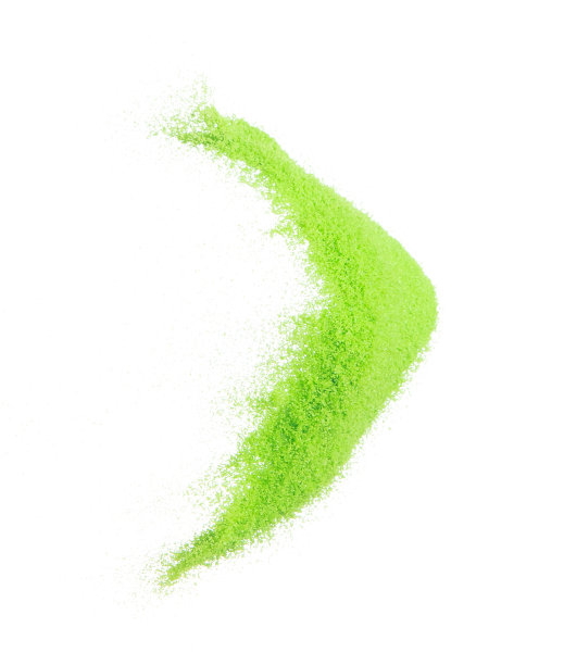 小尺寸绿沙飞爆，蔬菜沙粒波爆。抽象的云飞。绿色的沙子飞溅在空气中。白色背景隔离高速快门，抛出冻结图片下载