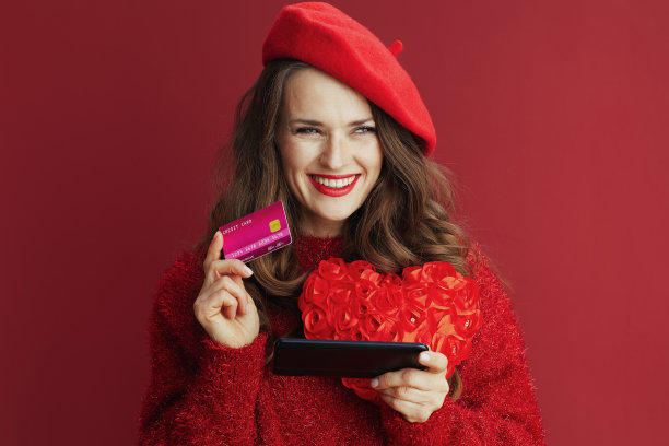 微笑优雅的女人在红色毛衣和贝雷帽商店网上图片下载