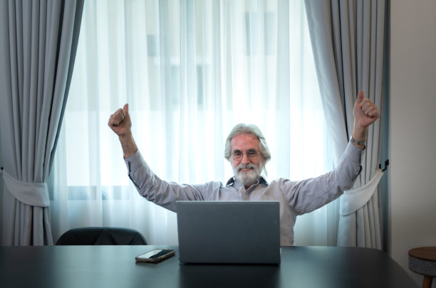 一个成功的企业家把所有的时间都花在工作上，甚至在假期也不例外，他的一生都在工作，从来没有想过退休。图片下载