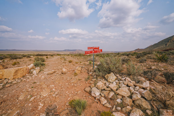 在沙漠中未铺设的道路上停留在Trail海报上图片下载