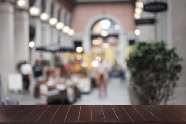 餐厅的空深色木桌背景。图片下载